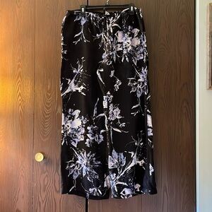 Chico’s linen blend black, wide legged pants. Size Chico 2